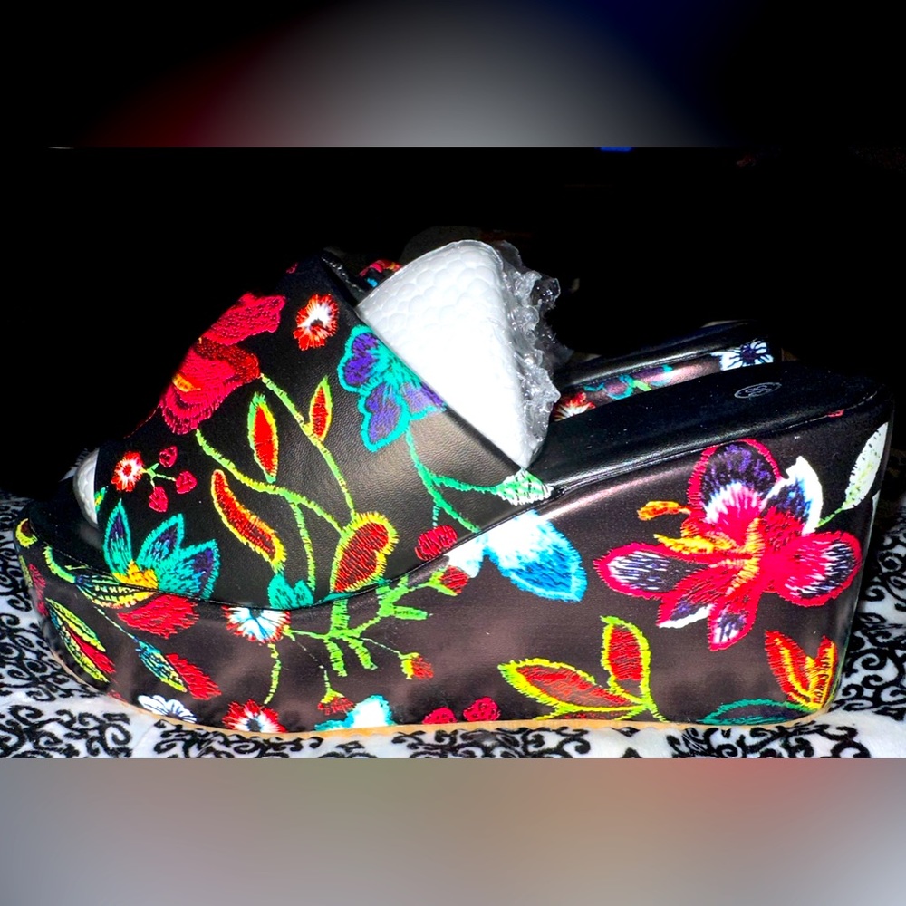 BNIB New Treasures Women’s Wedge US size 8 floral on black